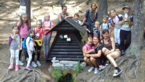 Během příměstského tábora čeká na děti i výlet do přírody. V červenci se vydaly k lesní studánce poblíž Chocně.